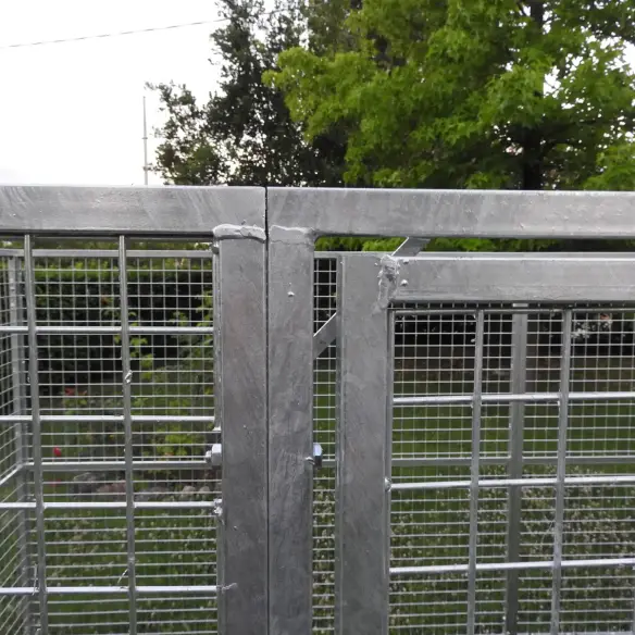 Befestigung der Paneele des Hunde- und Tierzwingers