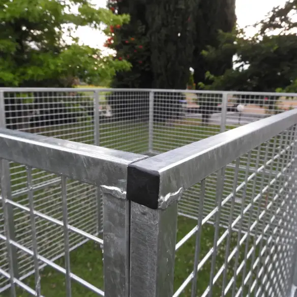 Befestigung der Paneele des Hunde- und Tierzwingers