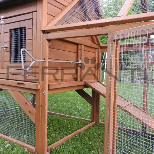 Seitenansicht des mobilen Hühnerstalls auf Rädern