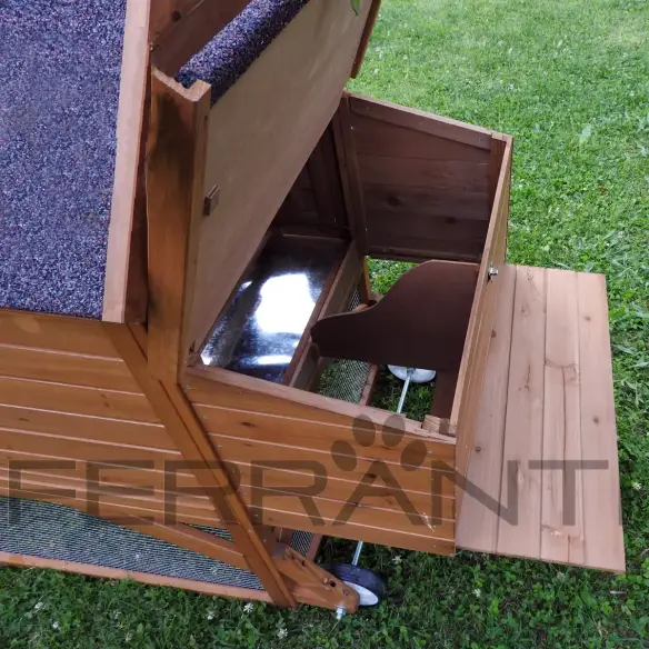 Innenraum des mobilen Hühnerstalls auf Rädern