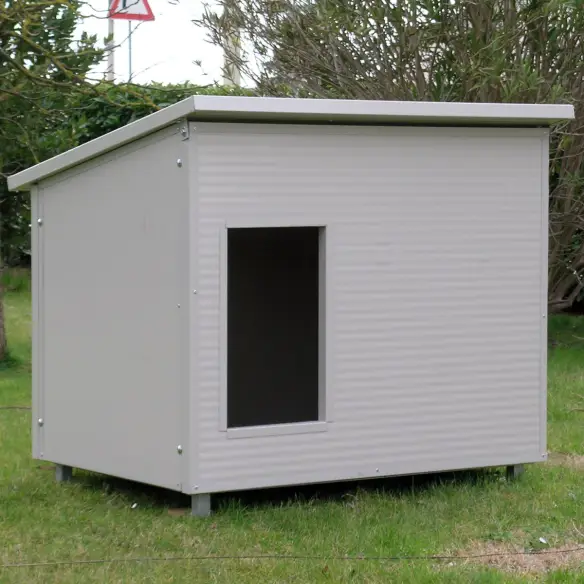 Erhöhte Plattform auf Hundehütte montiert