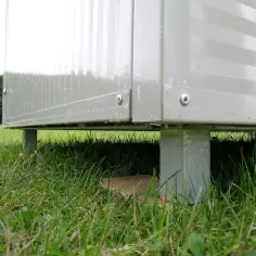 Erhobene Plattform für Hundehütten