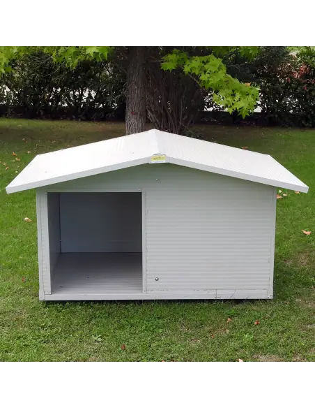 Vorderansicht der Hundehütte mit Veranda