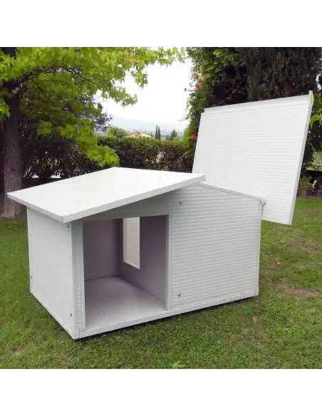 Dachdetail der Hundehütte mit Veranda