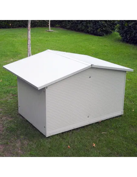 Rückseite der isolierten Hundehütte
