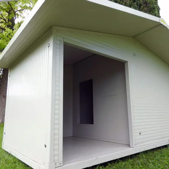 Innenraum der isolierten Hundehütte