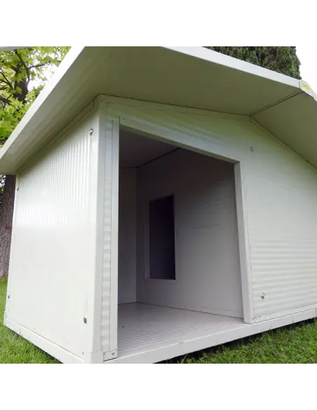 Innenraum der isolierten Hundehütte
