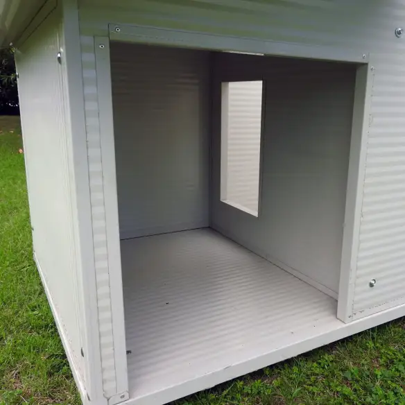 Innenraum der isolierten Hundehütte