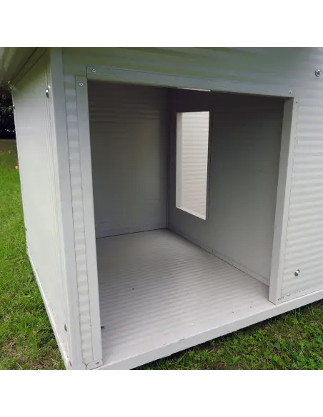Innenraum der isolierten Hundehütte