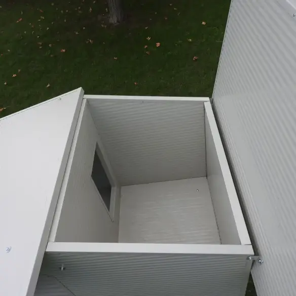 Innenraum der isolierten Hundehütte