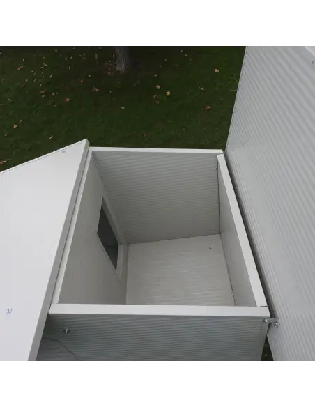 Innenraum der isolierten Hundehütte