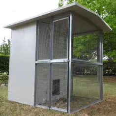 Isoliertes Katzenhaus für den Außenbereich im Winter 2