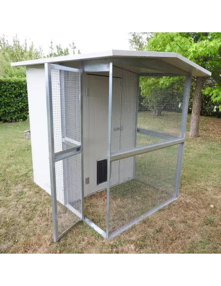 Eingang des winterfesten Katzenhauses