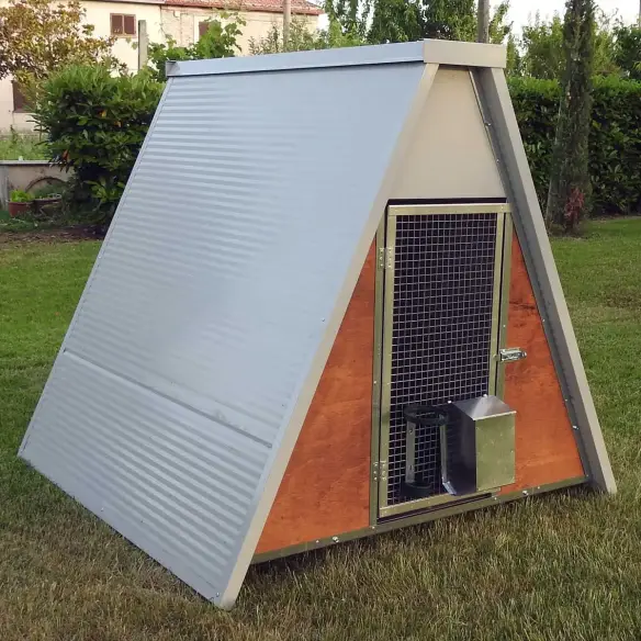 Winterfester Hühnerstall für 8 Hühner mit erhöhtem Boden