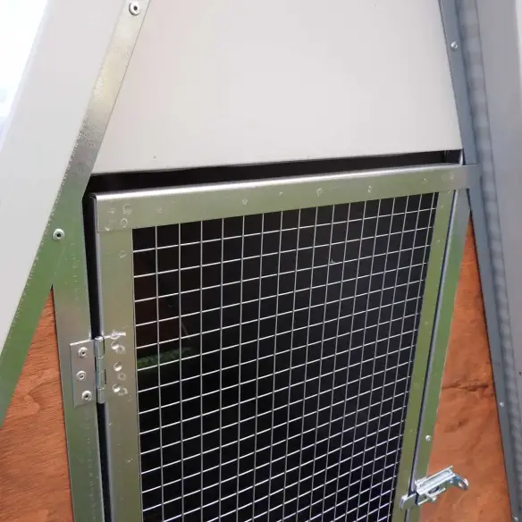 Eingang des winterfesten Hühnerstalls