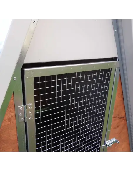 Eingang des winterfesten Hühnerstalls