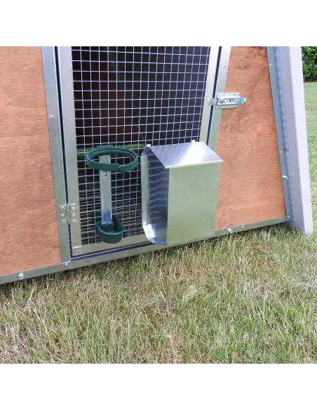 Eingang des winterfesten Hühnerstalls