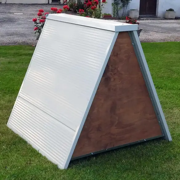 Rückseite des winterfesten Hühnerstalls