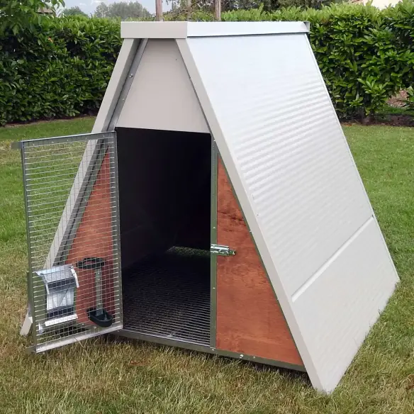 Eingang des winterfesten Hühnerstalls