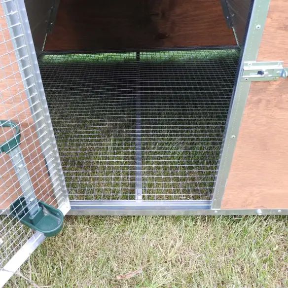 Innenraum des winterfesten Hühnerstalls