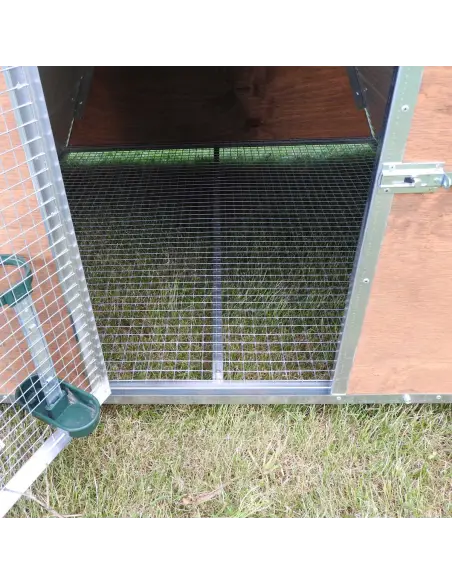 Innenraum des winterfesten Hühnerstalls