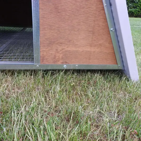 Erhöhter Boden des Hühnerstalls