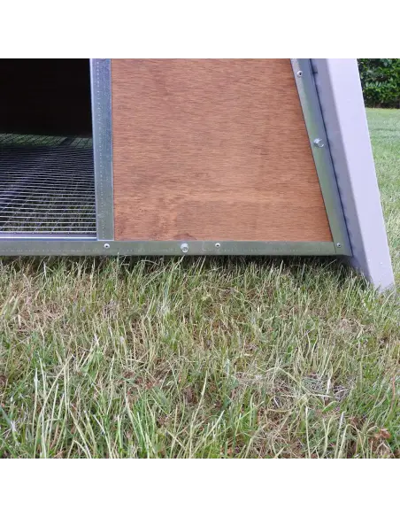 Erhöhter Boden des Hühnerstalls