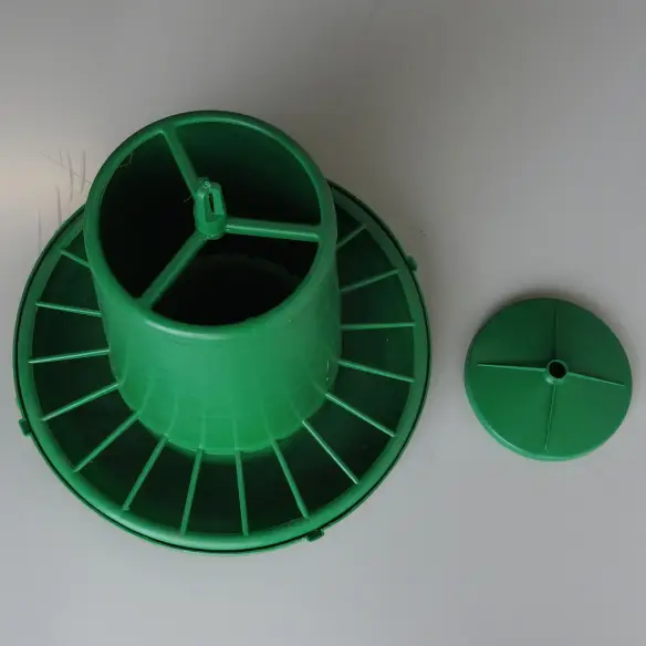 Geöffneter Futterautomat für Hühner