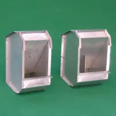 Kleiner Futterautomat aus Metall für Hühner und Kaninchen