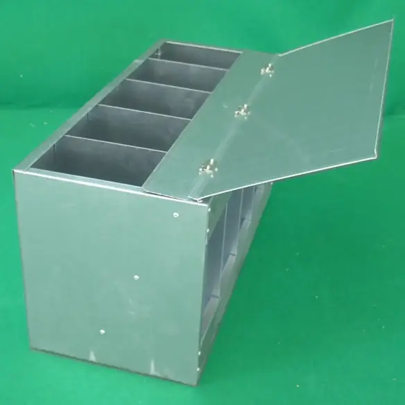 Geöffneter Futterautomat