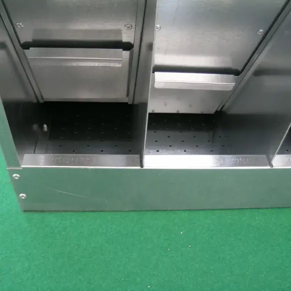 Futterautomat mit verstellbaren Fächern