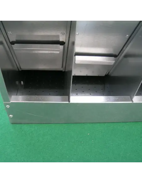 Futterautomat mit verstellbaren Fächern
