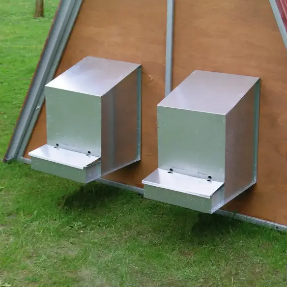 Legenester am Hühnerstall montiert