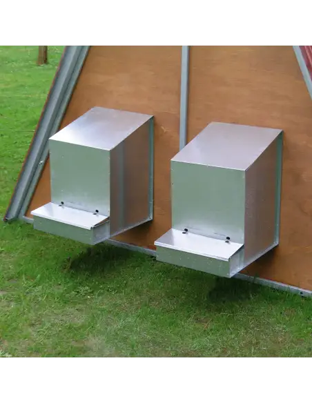 Legenester am Hühnerstall montiert