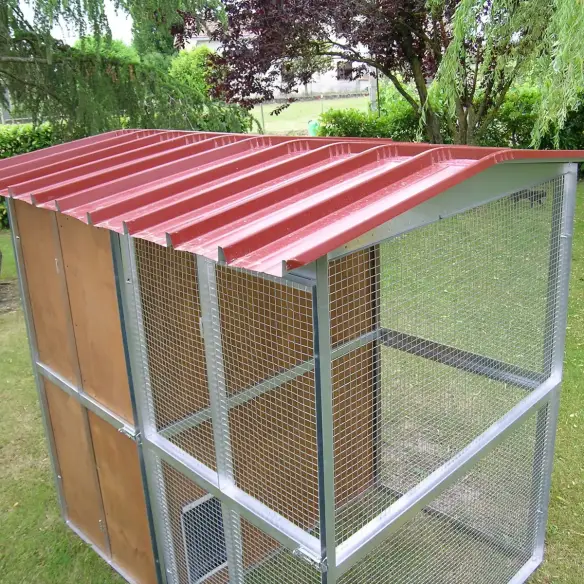 Dach des Outdoor-Katzenhauses aus Holz