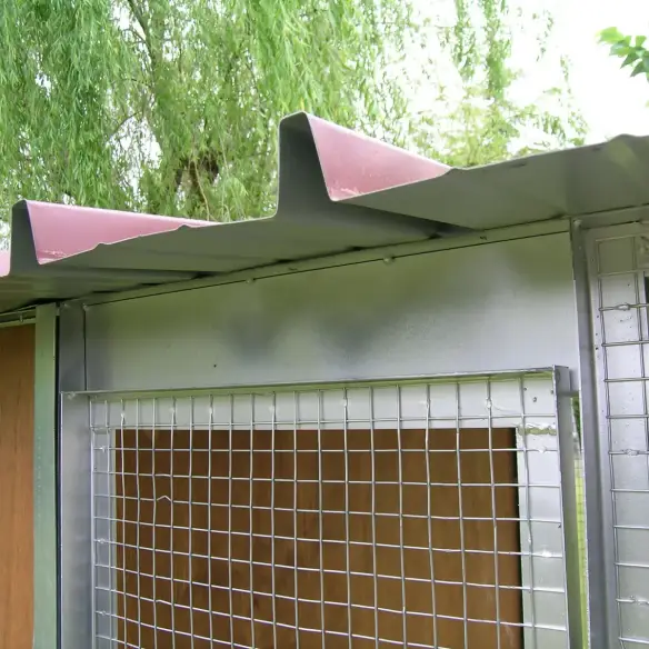 Dach des Outdoor-Katzenhauses aus Holz