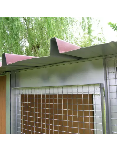 Dach des Outdoor-Katzenhauses aus Holz