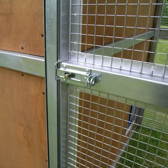 Verriegelung mit Vorhängeschloss-Halter am Katzenhaus aus Holz