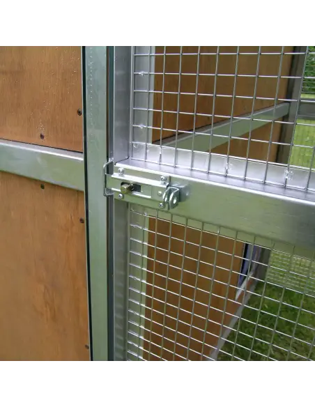 Verriegelung mit Vorhängeschloss-Halter am Katzenhaus aus Holz