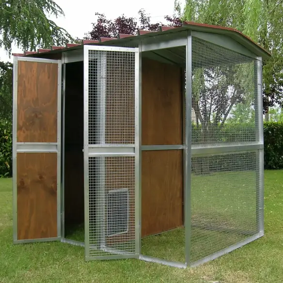 Eingänge des hölzernen Outdoor-Katzenhauses