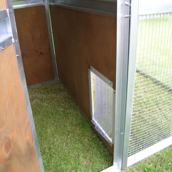 Innenraum des Holzkatzenhauses für draußen