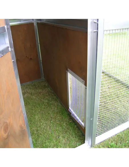 Innenraum des Holzkatzenhauses für draußen