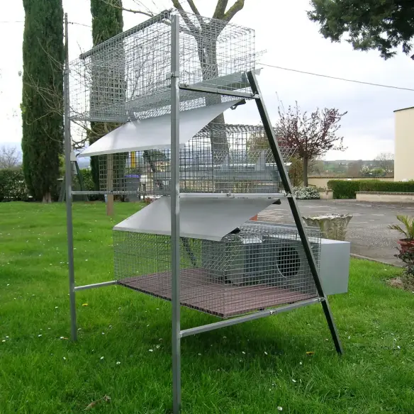 Rückseite des Kaninchenstalls mit Kotrutsche