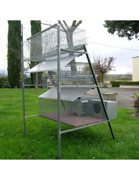 Rückseite des Kaninchenstalls mit Kotrutsche