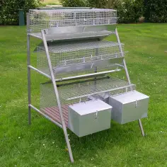 Kaninchenstall mit 2 Abteilen für Zucht und 8 für Mastkaninchen mit Zubehör