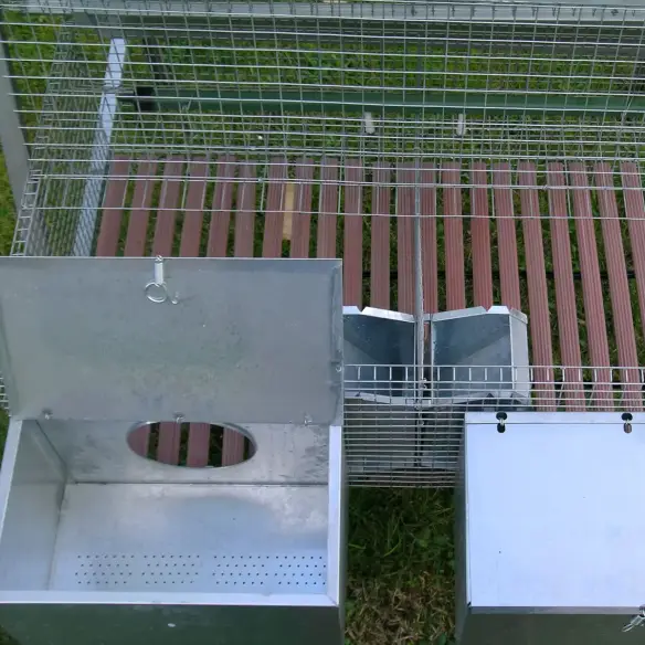 Futter- und Trinksystem im Kaninchenstall für Zucht und Mast