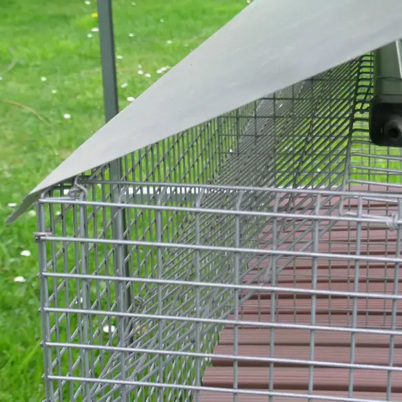 Kotrutschen unter den Abteilen des Kaninchenstalls für Mastkaninchen