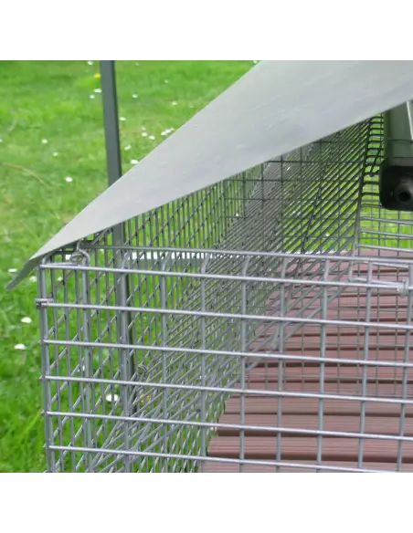 Kotrutschen unter den Abteilen des Kaninchenstalls für Mastkaninchen