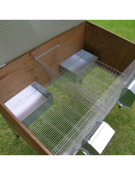 Innenraum des winterfesten Hasenstalls für 2 Kaninchen