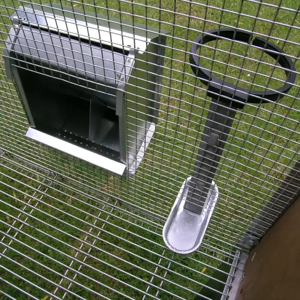 Futter- und Trinksystem im winterfesten Hasenstall